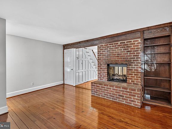 4th image of 1225 E St SE