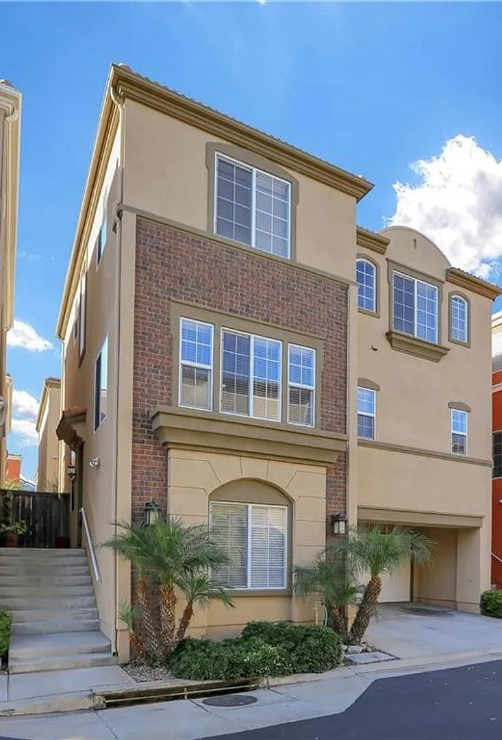 Beautiful 4-Bedroom Torrance Home with Open Floor Plan & Entertainer's Backyard — Photo 2