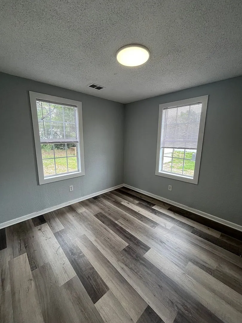 Beautiful 3BR/1BA Lakeland Home with Huge Backyard! — Photo 4