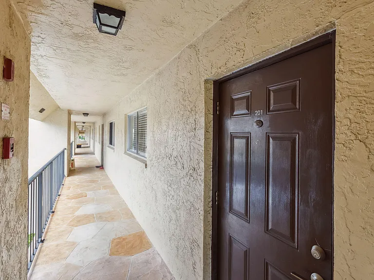 2825 SW 22nd Ave #201 — Photo 6