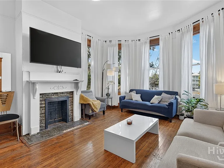 114 W Waldburg St — Photo 15