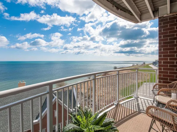 3930 South Lake DRIVE #408, Saint Francis, WI 53235