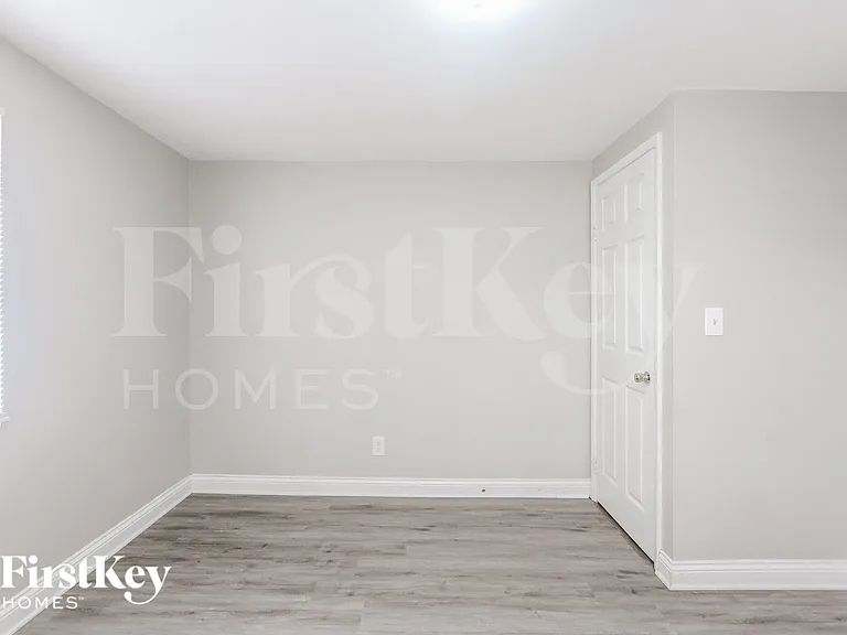 1153 S Chester Ave — Photo 12