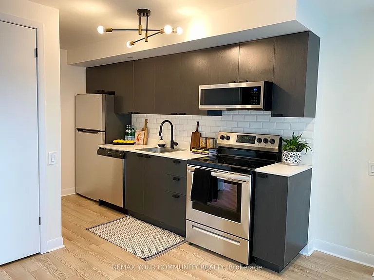 375 King St W #402 — Photo 3
