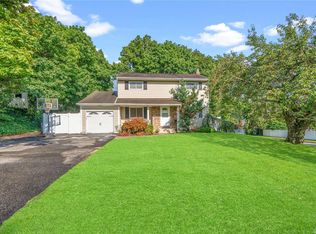 33 Balsam Ln, Commack, NY 11725