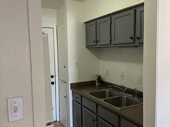 3rd image of 907 Broadway Ave #23