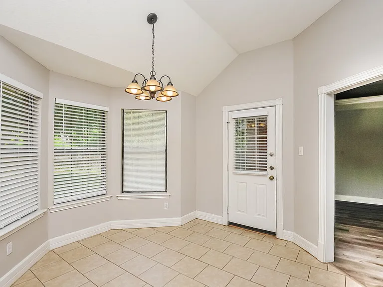 752 Bryan Dr — Photo 5