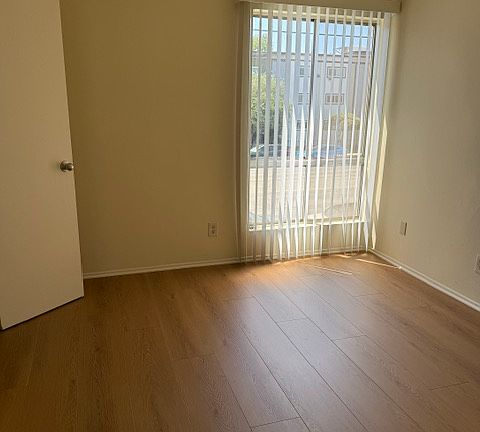 3rd image of 6660 Woodman Ave APT 201