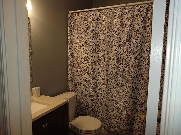 Main bathroom with shower/tub combination