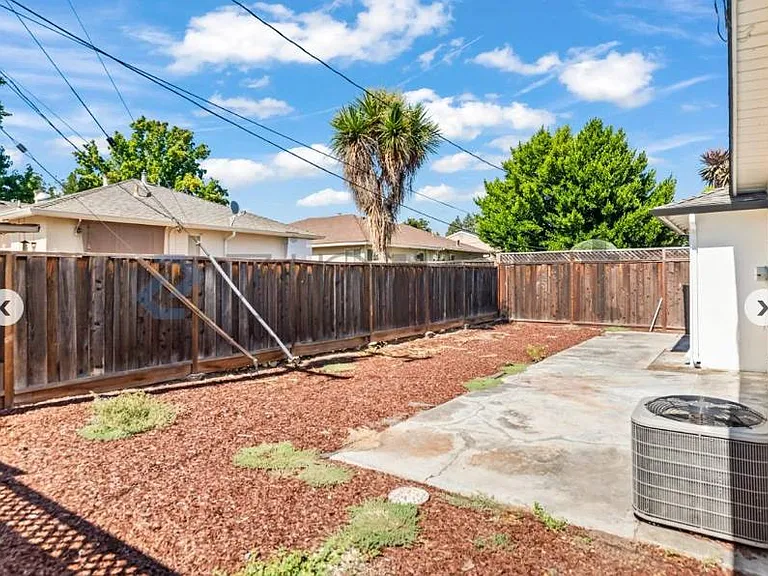1449 Jeffery Ave — Photo 14