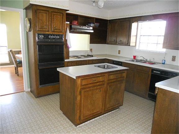 LARGE KITCHEN