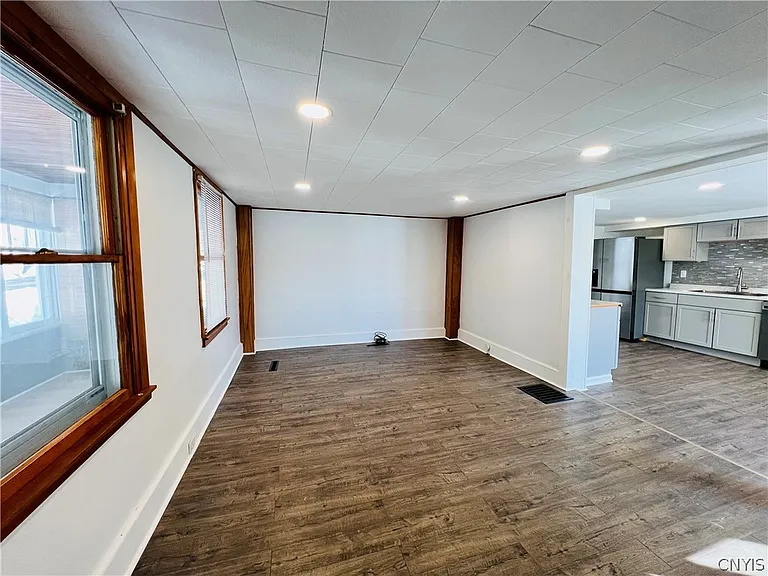 140 E Oneida St — Photo 14