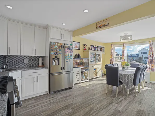 48 Gotham Avenue image 9 of 38