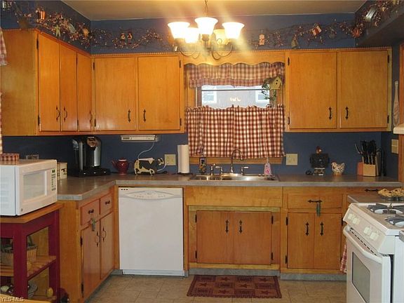 4th image of 585 E 8th St