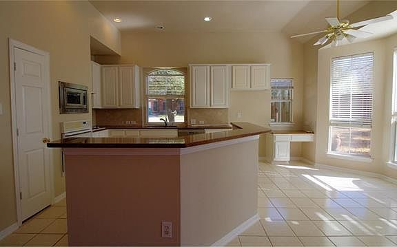 5th image of 2801 Glen Hollow Dr