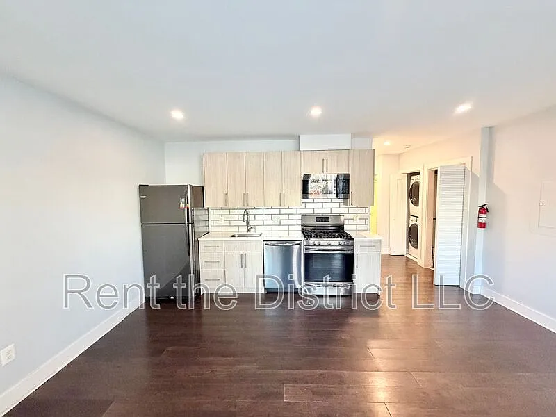 Building Photo - 1605 F St NE #1