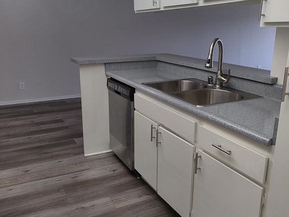5th image of 13131 Moorpark St #316