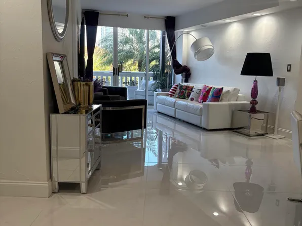 1000 E Island Boulevard #305, Aventura, FL 33160