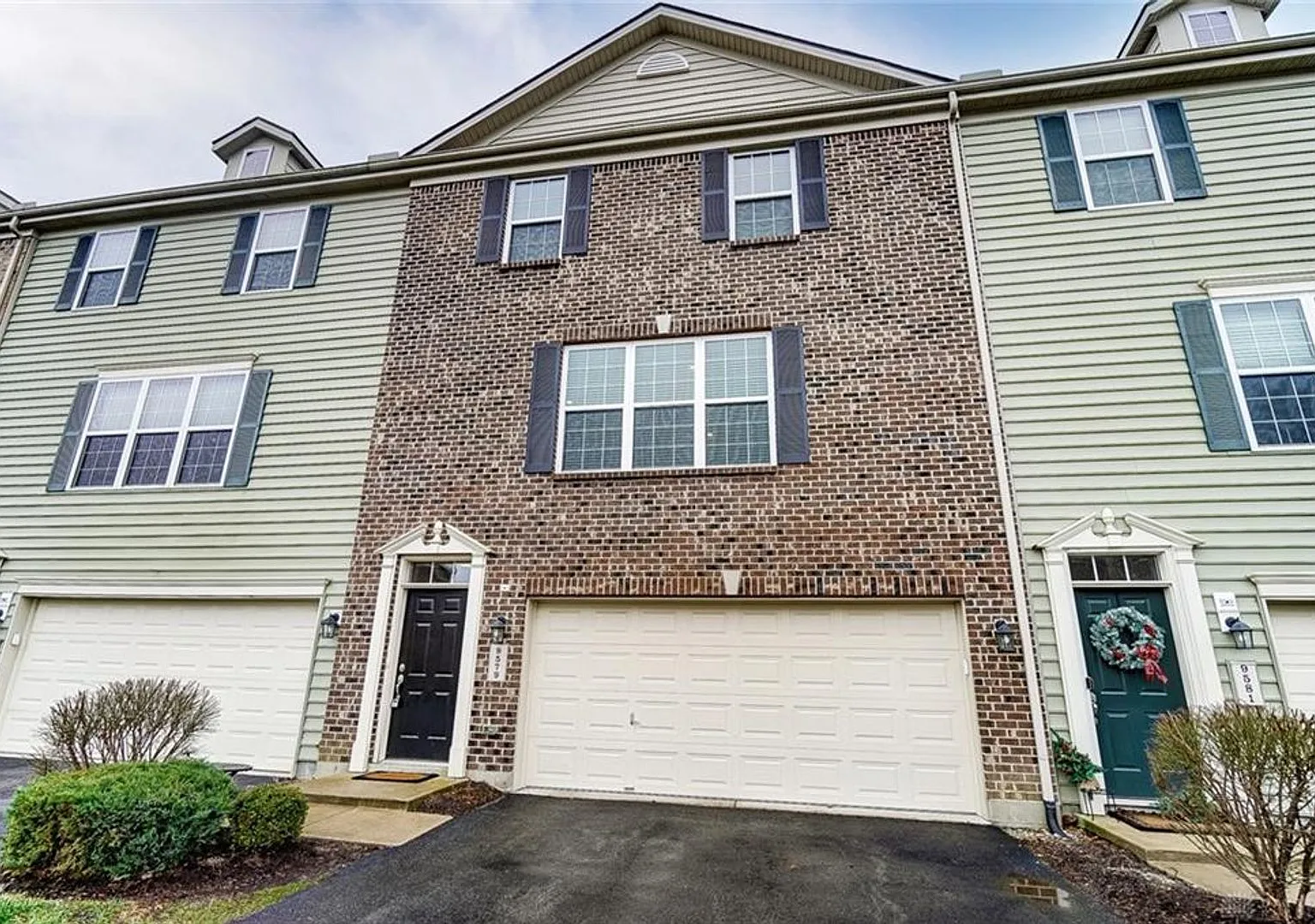 Available Now! Luxurious And Modern 3-4 Bedroom / 3.5 Bath Townhome In The Twin Lakes Community! — Photo 1