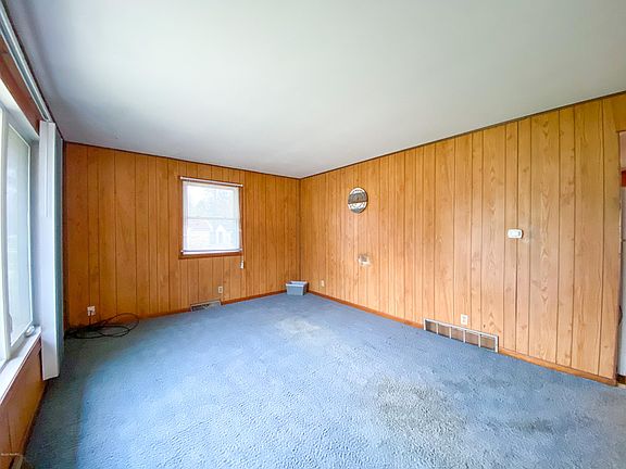 5th image of 822 136th Ave