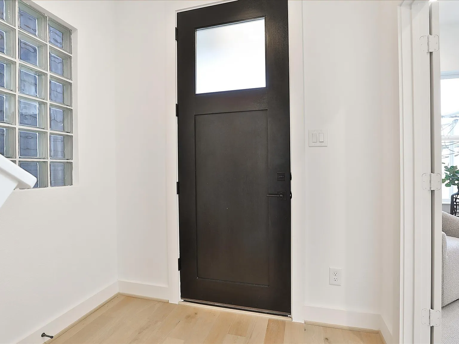3 bed, 3.5 bath, 2050 sqft, $3,700 — Photo 4
