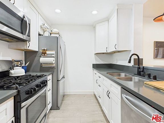 3rd image of 525 S Berendo St Unit 212