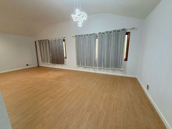 4th image of 76 Graham Ave Floor 2