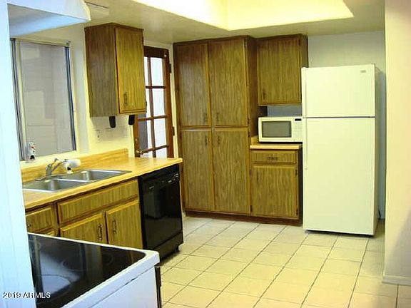4th image of 862 N 85th St