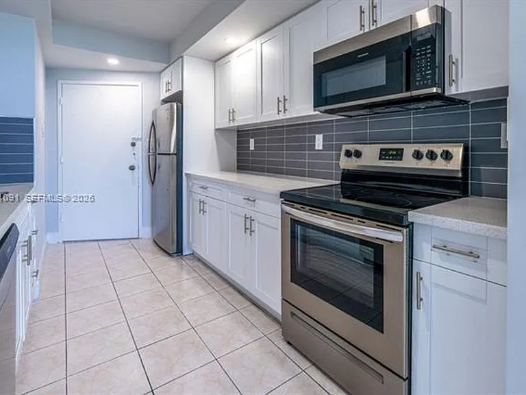 5401 Collins Avenue Cu #919 — Photo 10