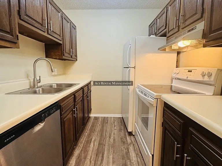 6824 Camden Ln #8 — Photo 7