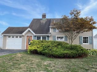 26 Summer Ln, Hicksville, NY 11801