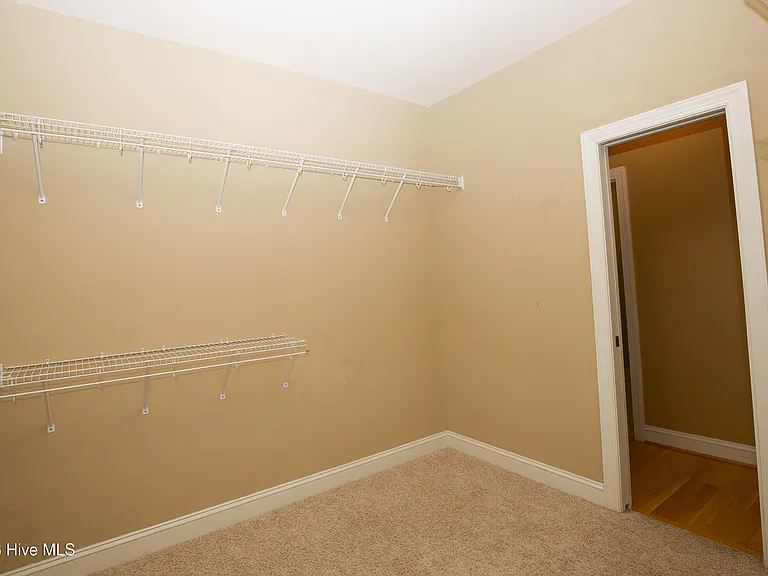 16 Montrose Ct — Photo 39