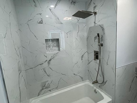 4th image of 10731 Hayvenhurst Ave
