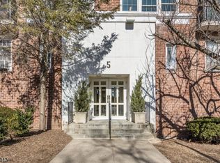 5 Roosevelt Pl APT 6J, Montclair, NJ 07042