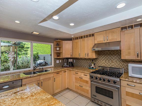 3rd image of 458 Cresthill Dr