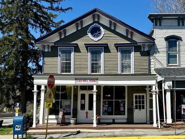 27 Center St #A, Clinton, NJ 08809