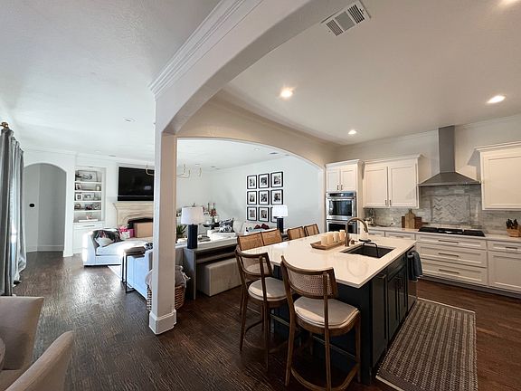 4th image of 4529 Venetian Way