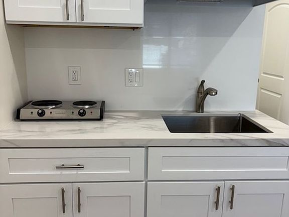 2nd image of 609 Sunset Dr