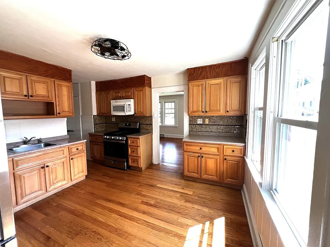 2 bed, 1.0 bath, 871 sqft, $2,500 — Photo 2