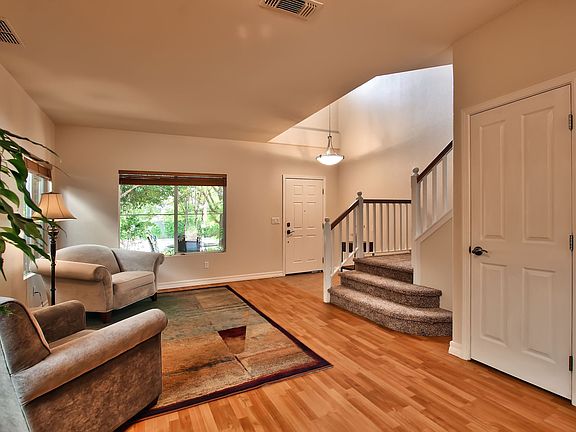 5th image of 2325 Holly Ct