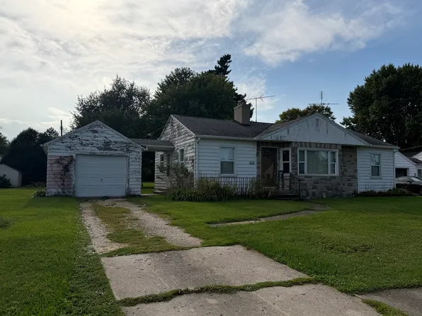 404 Maple Ave, Forreston, IL 61030