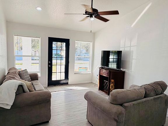 4th image of 4081 Rockefeller Ave
