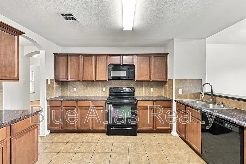 4 bed, 2.0 bath, 1832 sqft, $1,995 — Photo 1