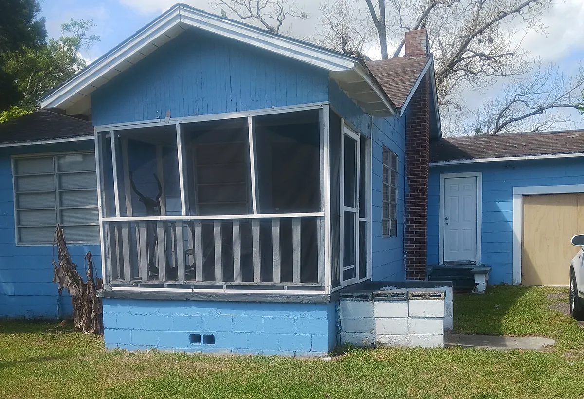 SCREENED PORCH - 3521 Dignan St