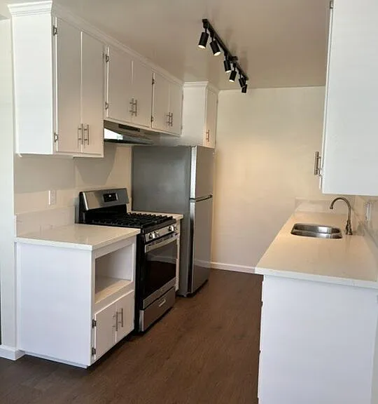 346 S Van Ness Ave #10 — Photo 9