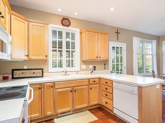 3rd image of 6037 Woodcrest Ct