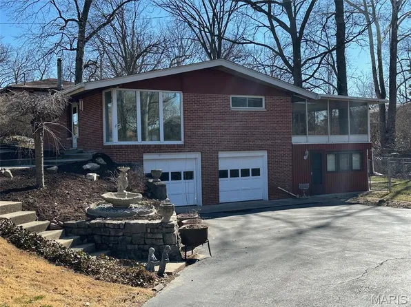 801 Stamper Ln, Godfrey, IL 62035