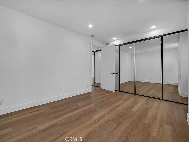 1531 Wellesley Ave — Photo 25