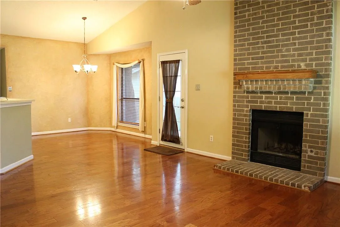 3 bed, 2.0 bath, 1473 sqft, $2,100 — Photo 3