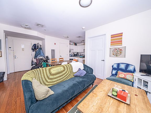 3rd image of 960 Willoughby Ave APT 3R